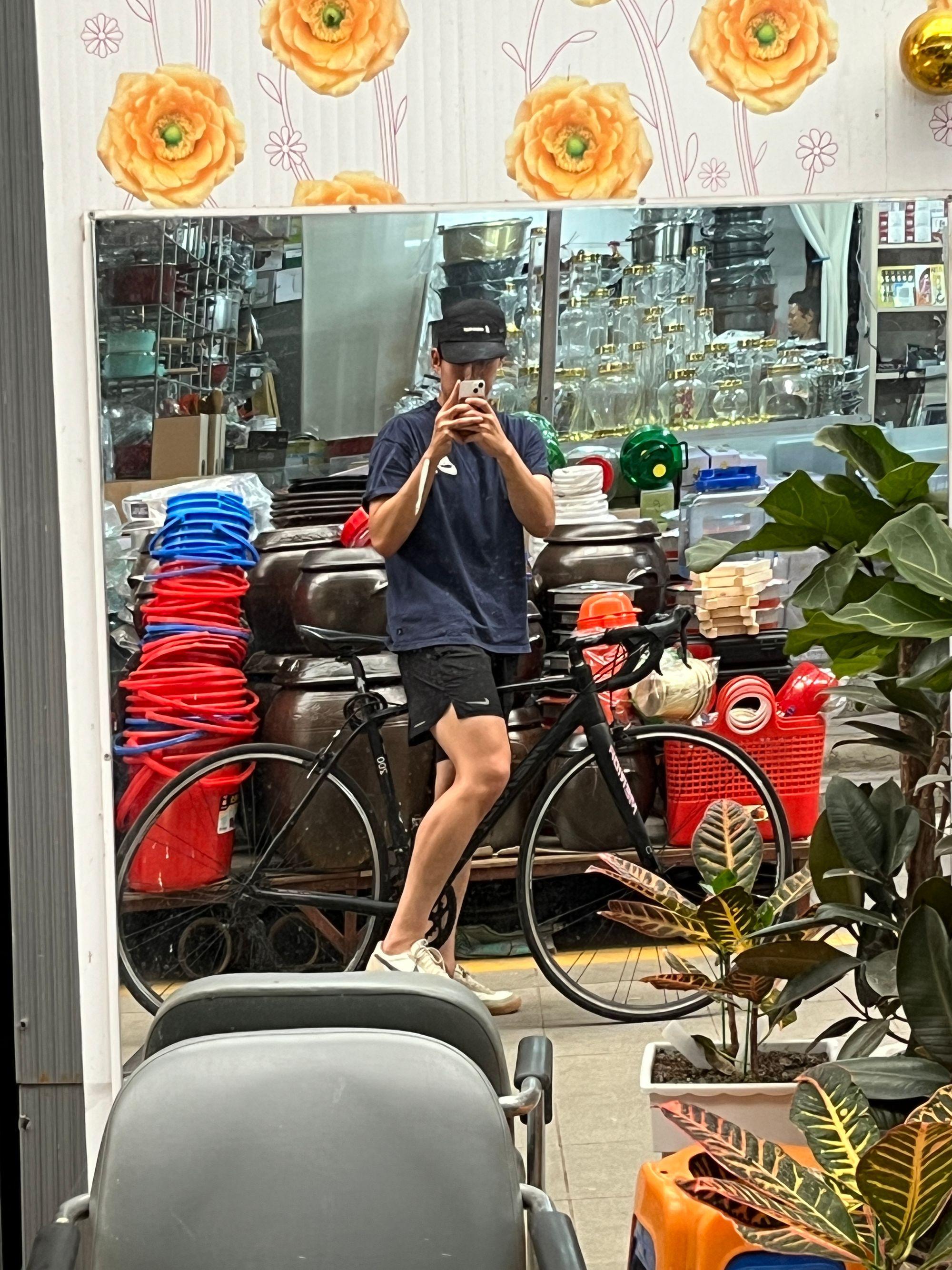 자전거를 타고 시장에 왔다
